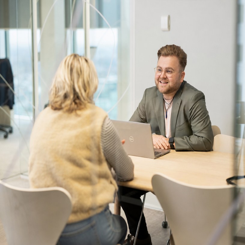 Marijn Jansen in gesprek aan tafel met een cliënt